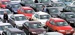 Många bilar parkerade i en garageplats (AI text)