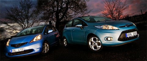 Bilar parkerade i en parkeringsplats (AI text)