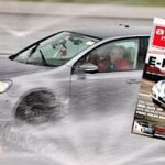 En bil sprutar vatten på en tidning. (AI text)