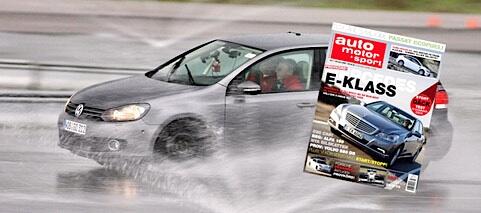 En bil sprutar vatten på en tidning. (AI text)