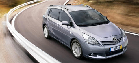 En silver Toyota Auris kör längs en väg. (AI text)