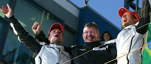 gruppen tävlande fester efter segern i loppet (AI text)