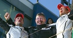 En grupp personer firar efter att ha vunnit en tävling. (AI text)