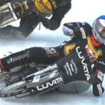 två slädhundar tävlar i ras nedför en snöig backe (AI text)