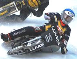 två slädhundar tävlar i ras nedför en snöig backe (AI text)