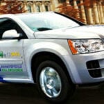 Chevrolet Savana - en SUV som kör nerför gatan. (AI text)