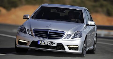 En Mercedes E-klass sedan kör på en väg. (AI text)