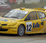 En rallybil kör på en grusväg. (AI text)