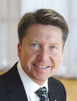 En man i kostym och slips leende (AI text)