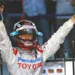 en raceförare firar segern efter loppet (AI text)