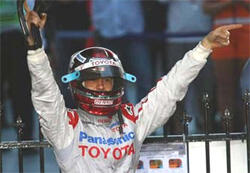 en raceförare firar segern efter loppet (AI text)