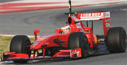 En Ferrari F1-bil kör på en bana. (AI text)