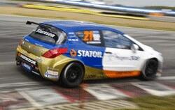 En racingbil kör på banan. (AI text)