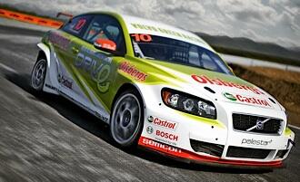 En Volvo S60-bil för race på en bana. (AI text)