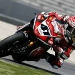 en racerbilförare på en motorcykel (AI text)