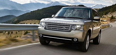 En Land Rover LR4 kör nerför en bergsväg. (AI text)