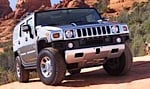 En Hummer H2 parkerad i öken. (AI text)