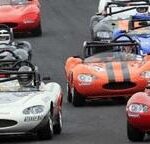 En grupp racerbilar på en racerbana. (AI text)