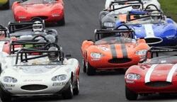 En grupp racerbilar på en racerbana. (AI text)