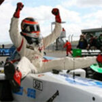 En racerförare fester efter att ha vunnit en tävling. (AI text)