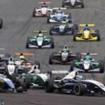 En grupp tävlingsbilar på en bana. (AI text)