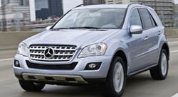 Mercedes-Benz ML350 SUV kör på motorvägen. (AI text)