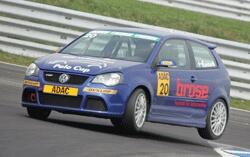 En Volkswagen Polo RGT i racerbana. (AI text)