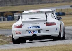 En Porsche 911 GT3 korar på en racerbana. (AI text)