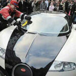 En man sätter på sig en hatt och en jacka. (AI text)