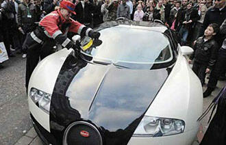 En man sätter på sig en hatt och en jacka. (AI text)