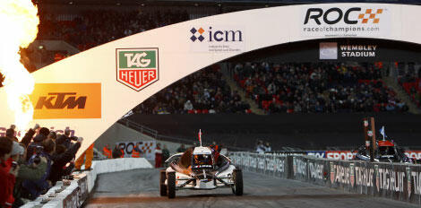 En racebil kör nerför banan. (AI text)