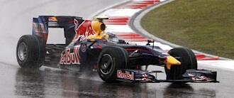 Red Bull-racingbil kör på en våt bana. (AI text)