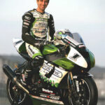 En man på en motorcykel (AI text)