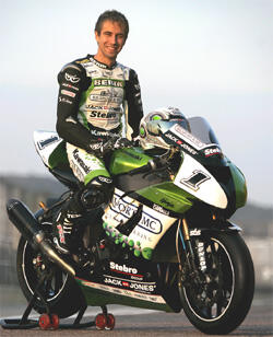 En man på en motorcykel (AI text)