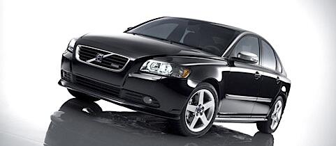 En svart Volvo S40 på en vit bakgrund. (AI text)