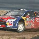 En rallybil kör på en grusväg. (AI text)