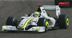 En racerbil tävlar på en bana. (AI text)