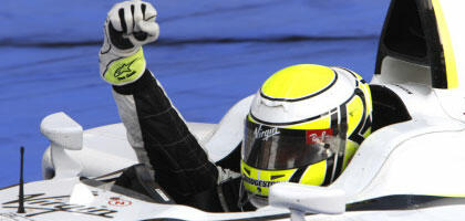 person firar efter att ha vunnit Indianapolis 500-loppet (AI text)