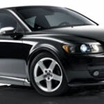 En svart bil mot en vit bakgrund. (AI text)