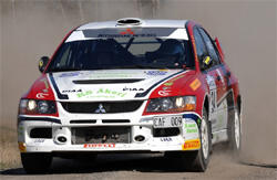 En rallybil kör längs en grusväg. (AI text)