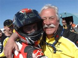 En motorsportförare och hans far (AI text)