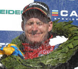 En man med en krans på huvudet på podiet (AI text)