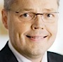 En man i glasögon och kostym (AI text)