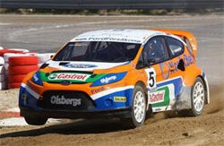 En Ford Fiesta rallybil kör på en grusväg. (AI text)