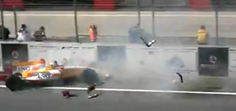 En racebil kraschar in i en mur. (AI text)