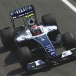 En racerbil kör nedför en banruta. (AI text)