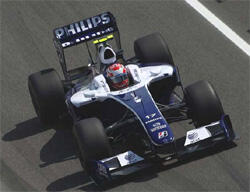 En racerbil kör nedför en banruta. (AI text)