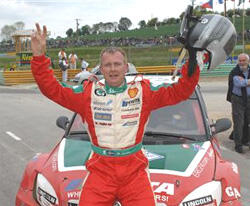 en rallyförare firar efter att ha vunnit rallyt (AI text)