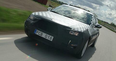 En SUV kör ner en väg. (AI text)