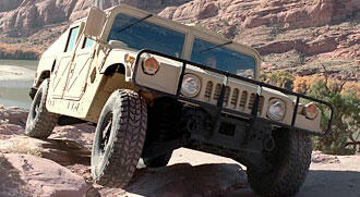 En militärvagn kör genom en canyon. (AI text)